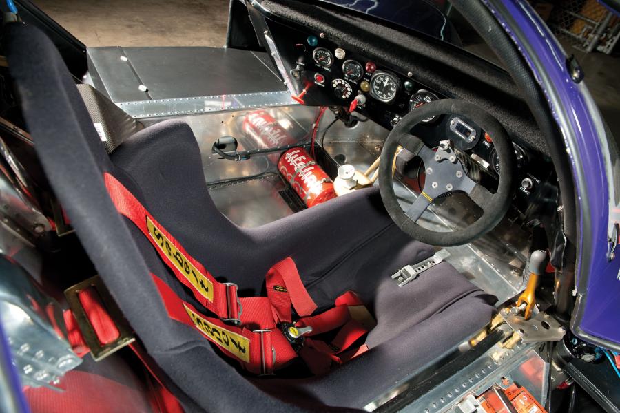 Интерьер Porsche 962 IMSA GTP 1986 года  (фото 31 из 46)